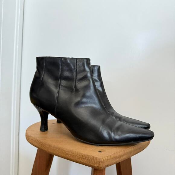Vintage black leather pointed toe ankle boots - Size 9 - Picture 3 of 7